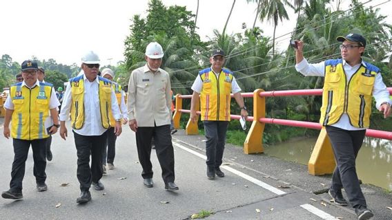PUPR Minister Basuki Visits West Sumatra, Roads And Bridges Damaged Due To Floods Will Be Repaired