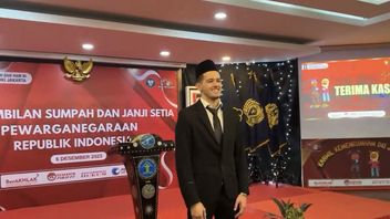 贾斯汀·胡伯纳·萨赫在完成宣誓后成为印度尼西亚公民