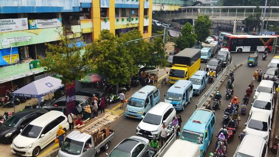 يتوقف Angkot بلا مبالاة ولديه الكثير من مواقف السيارات البرية ، والازدحام المروري في سوق Tanah Abang مثل 