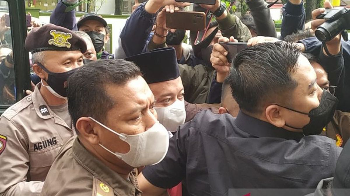 Wearing A Red Prisoner Vest And Hands Handcuffed, Herry Wirawan Arrives At Bandung District Court For Sentencing Session