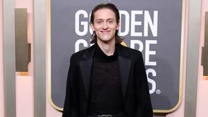Potret Selebriti Kenakan Outfit Bertema Gotik di Red Carpet Golden Globes 2023
