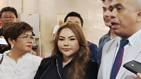 Suspect après avoir été nommé suspect, Lisa Mariana a subi un examen à Bareskrim aujourd’hui