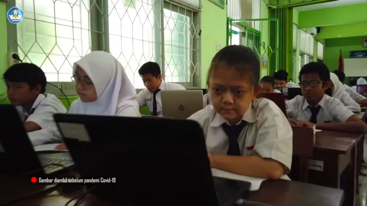Dorong Percepatan PTM Terbatas di Sekolah, Menkominfo Anggap Belajar Online Berkepanjangan Miliki Risiko Buruk