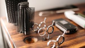 Cara Mudah Melakukan Perawatan Rambut Kering dan Mengembang Tanpa Harus ke Salon