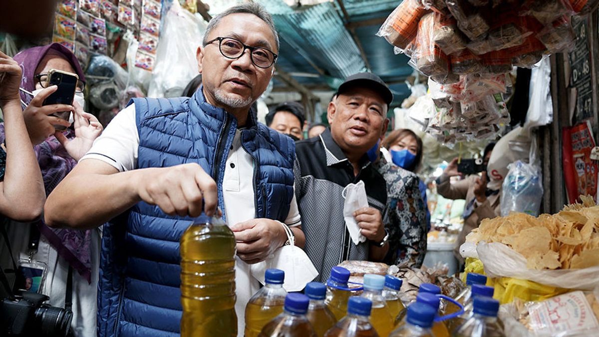 Kelar Memantau Harga Bapok di Pasar Cibinong, Mendag Zulhas Akui Berhasil Mengendalikan Harga Minyak Goreng