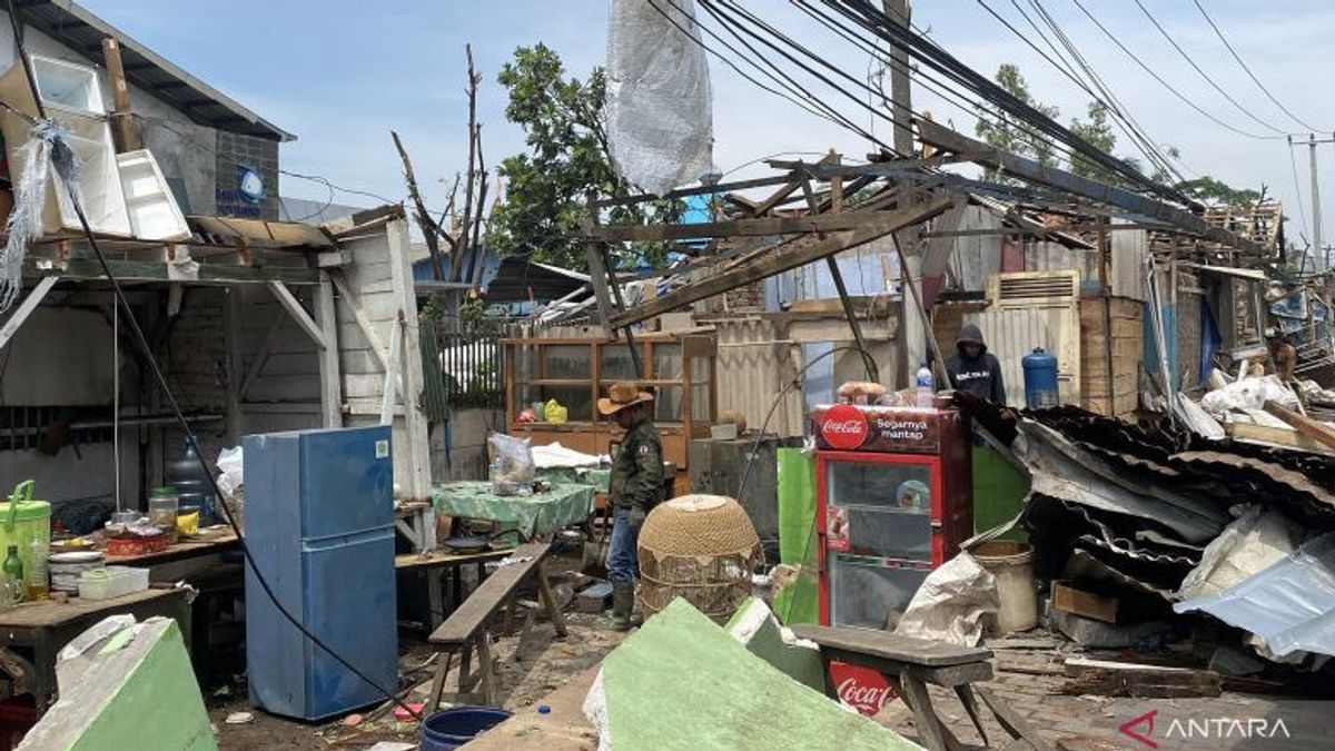 Le gouverneur de Java occidental assure une aide aux maisons endommagées en raison de la tornade de Rancekek et Sumedang