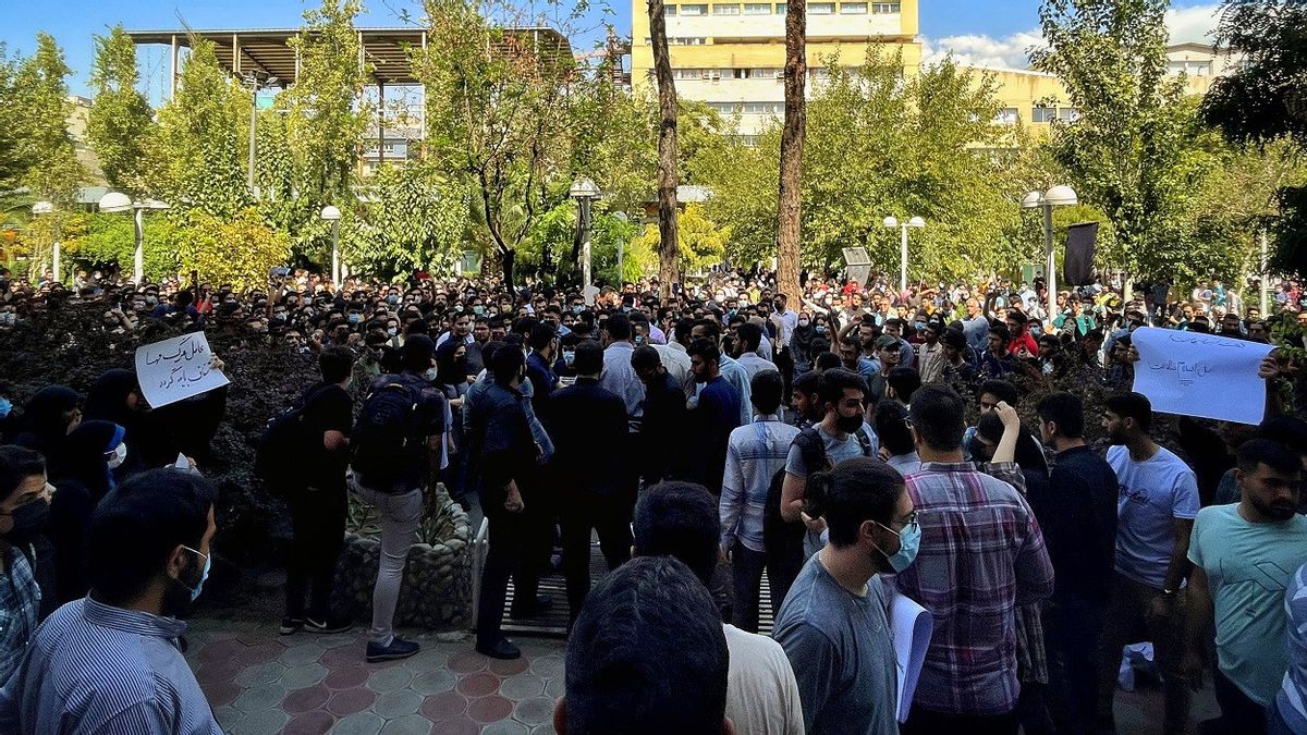 労働者が反政府デモに参加、イラン治安部隊が断固たる行動を強化