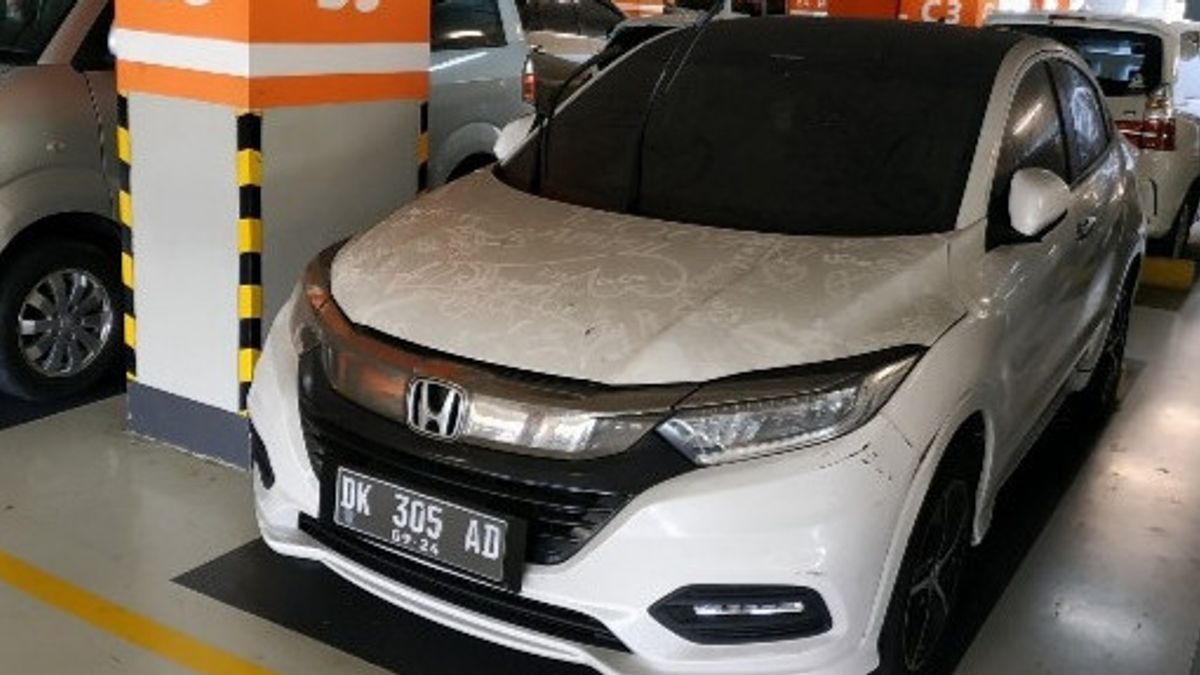 Who Owns The HR-V Car That Is Dusty Because It's Been Parked At Ngurah Rai Airport For Over A Year? Police Trace Plate Number