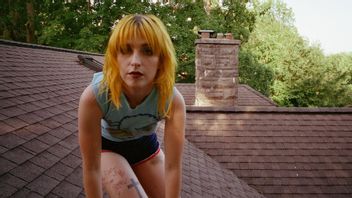 海利·威廉姆斯(Hayley Williams)在校长派对上发行了Ego Death专辑,将花木石介绍为单曲Anyar