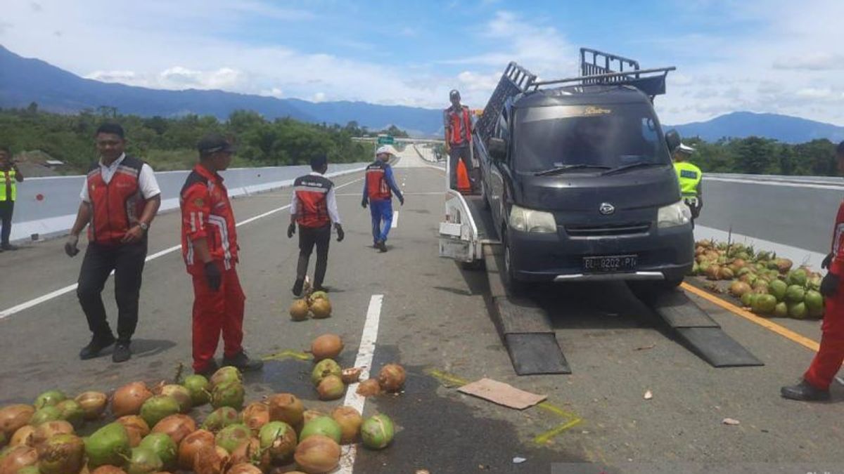 Back Tire Broken, Pickup Car Loaded With Overturned Coconut On The Sibanceh Aceh Toll Road