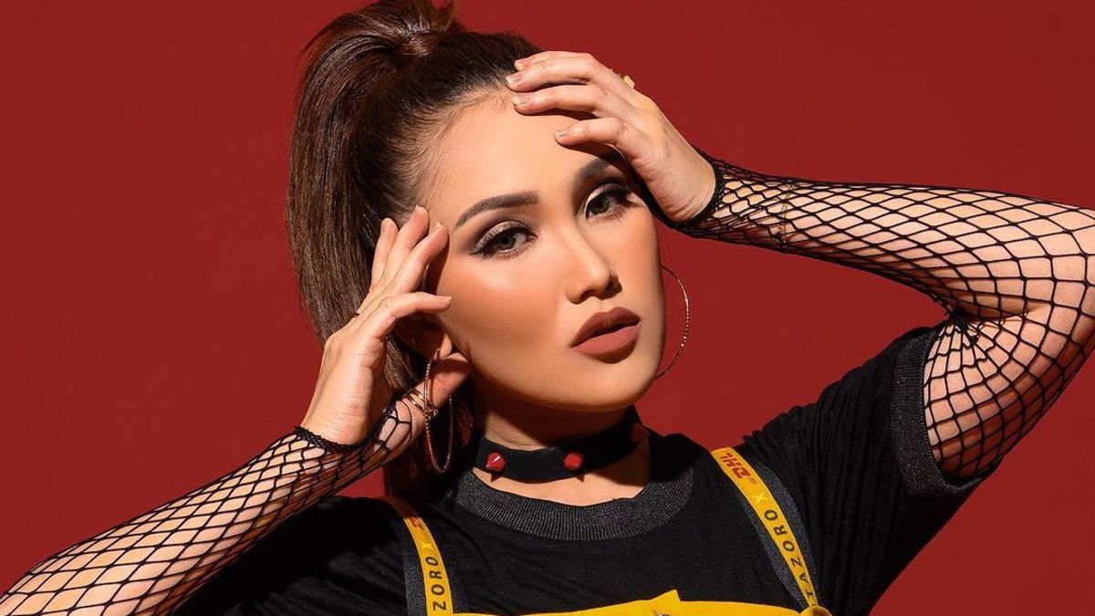 5 Signs Of Ayu Ting Ting Canceling Marriage With Adit Jayusman