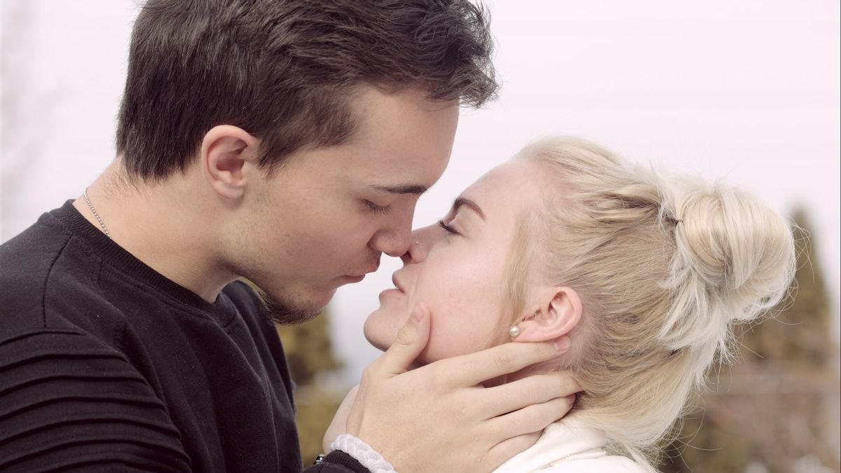7 Titik Sensitif Tubuh, Kalau Dicium Bisa Tingkatkan Keintiman Pasangan
