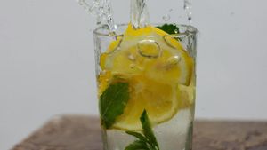 Dosis yang Tepat dan Manfaat Minum Air Lemon di Pagi Hari