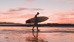 バリ島でのサーフィンのお気に入り:ここに初心者から専門家までの場所の推奨事項とともに説明があります