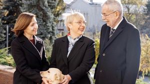 Presiden Moldova Minta Maaf Usai Anjing Peliharaannya Gigit Presiden Austria saat Acara Kenegaraan