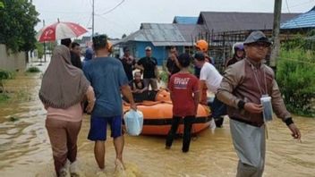 Basarnas And SAR Team Deployed To Evacuate Residents Trapped In Flood In South Kalimantan