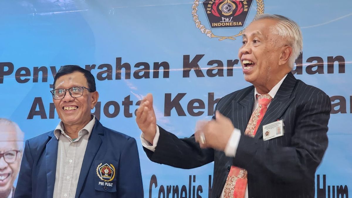 OC Kaligis Receives PWI Honorary Member Card For His Struggle To Defend Journalists