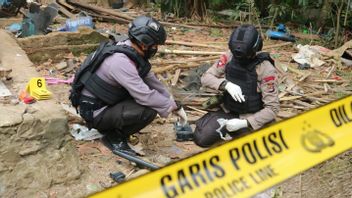 万丹警察Jibom单位梳理毁灭性爆炸的现场，导致房主死亡