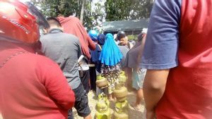 Warga Kota Palu Rela Antre Sejak Pagi untuk Dapat LPG 3 Kg di Pasar Murah Ramadan