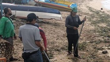 DLHK Denpasar Tangani Sampah Kiriman di Pantai Sanur