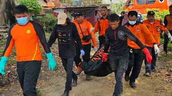 Fish Finder Found Dead Floating In Ciliwung River, Central Jakarta