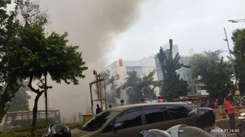 Damkar开始扑灭被烧毁的Gegana大楼, Pekat烟雾Selimuti Jalan Kramat Raya