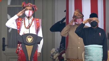 الملابس التقليدية التي يرتديها Jokowi عند قيادة الذكرى الإندونيسية من NTT