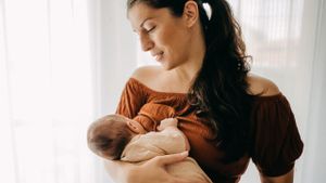 Sampai Kapan Bayi Disusui 2 Jam Sekali? Ini Penjelasannya