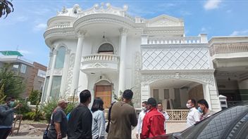 Bareskrim Sita Rumah Indra Kenz, Tetangga Rumah Mewah di Sumut Bicara Soal Kelakuan Sering <i>Geber</i> Mobil Sport