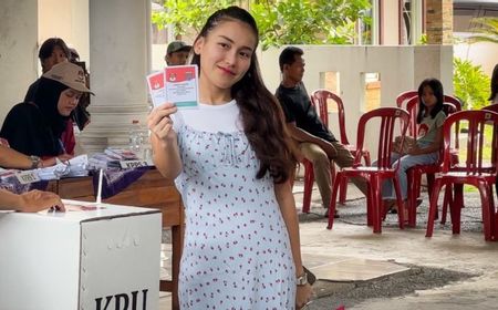 Kompak Pakai Outfit Senada, Gaya Ayu Ting Ting Sekeluarga di Hari Pencoblosan Pilkada 2024