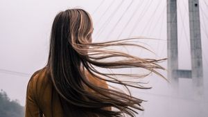 Cara Menghilangkan Uban di Rambut agar Tak Mengganggu Penampilan 