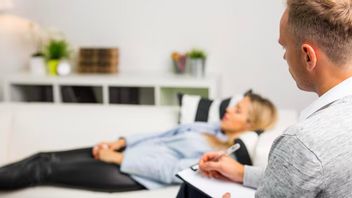 Bukan Sekadar Relaksasi, Ini Cara Hipnoterapi Bantu Pulihkan Trauma Inner Child
