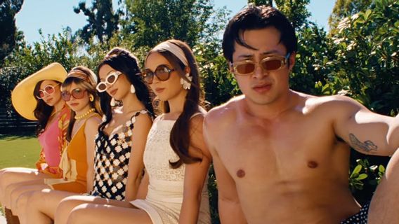 劳费伊通过《Madwoman》音乐视频庆祝亚洲代表性