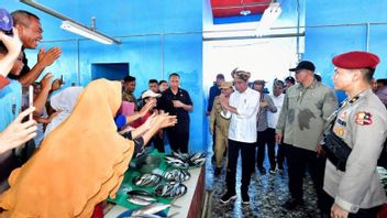Jokowi accueilli avec enthousiasme les citoyens lors de la visite du marché de Laino Raha Muna