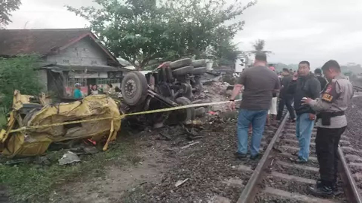 Terobos Palang Pintu, Truk Molen Ditabrak KA Taksaka di Perlintasan Bantul