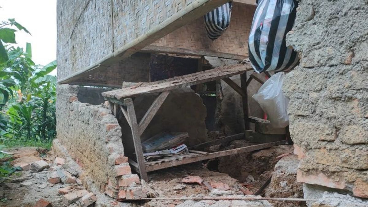レゴクタンコロ・スカブミの1軒の家屋が大きな被害を受け、他の7軒が土地移動の脅威にさらされた