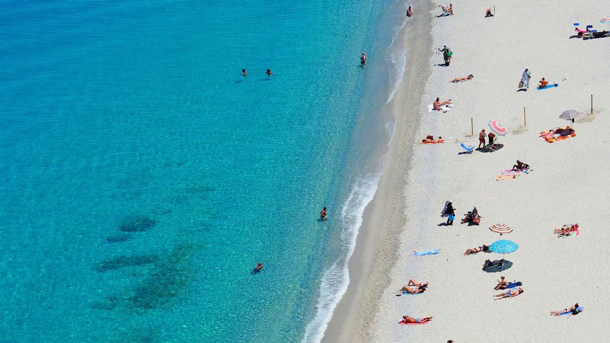 Polluted By E Coli Bacteria, Throwing Into Popular Beach Water In Spain Is Considered Dangerous