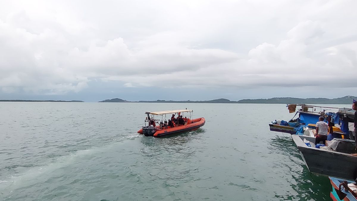 3人の乗組員が、魚を探しているときに波に襲われた後、ジャワ海水域で溺死しました