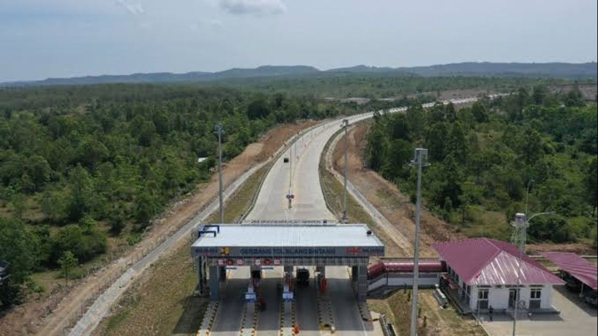 طالما أنه يعمل مجانا ، عبر طريق Blang Bintang-Baitussalam Toll Road 430,000 سيارة