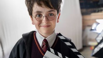 多米尼克·麦克劳克林(Dominic McLaughlin)首次穿着哈里·波特(Harry Potter)服装:Surealis