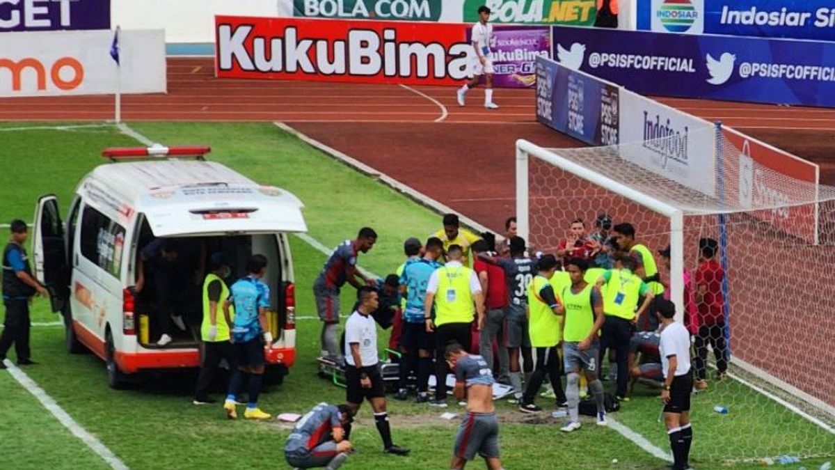 Madura United Team Doctor Panic When Helping Ricki Ariansyah, Difficulty Giving Oxygen Because Of Crowds Of People
