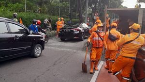 Dump Truck Terguling di Depan Balai Kartini, Polisi Bikin Pengalihan Arus