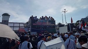 Sahut Menyahut Massa Aksi di Depan Gedung DPR, Pro 03 ke 02: Kalau Kalah Berisik Wajar Dong!
