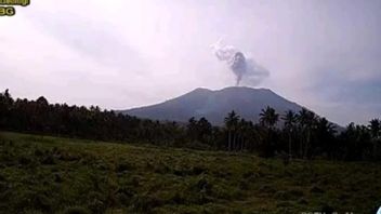 伊布马鲁古乌达拉火山喷发，灰柱高达800米