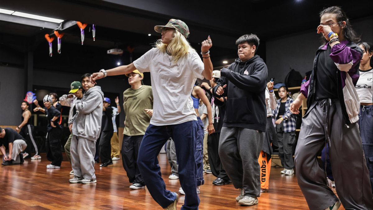 Kyoka Admires The Talenta Of Indonesian Dancers In The Red Bull Dance Tour Workshop