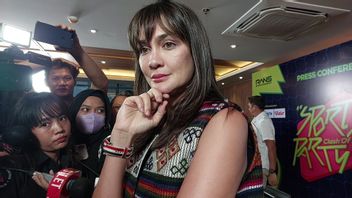 Luna Maya's Hand Injured Due To Tennis, Must Be Fisiotherapy