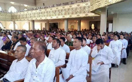 Ribuan Warga Kupang Sambut Jenazah Uskup Agung Ende