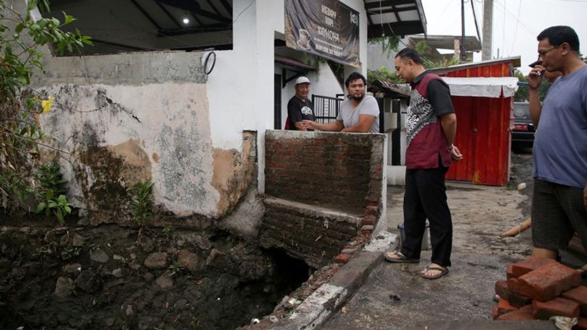 Angin Kencang dan Hujan Deras, Wali Kota Surabaya Imbau Waspadai Cuaca Ekstrem