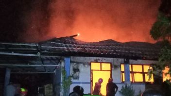 Disdamkar Puts Out Fire At SMA Negeri 9 Samarinda Building