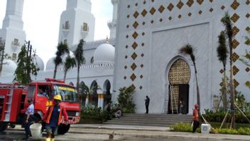 纪伯伦整理谢赫扎耶德梭罗大清真寺周围区域，准备一个由当地居民管理的停车区